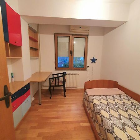 3 Bedroom Home With Parking Garage In The Heart Of スコピエ エクステリア 写真