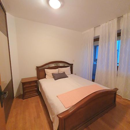 3 Bedroom Home With Parking Garage In The Heart Of スコピエ エクステリア 写真