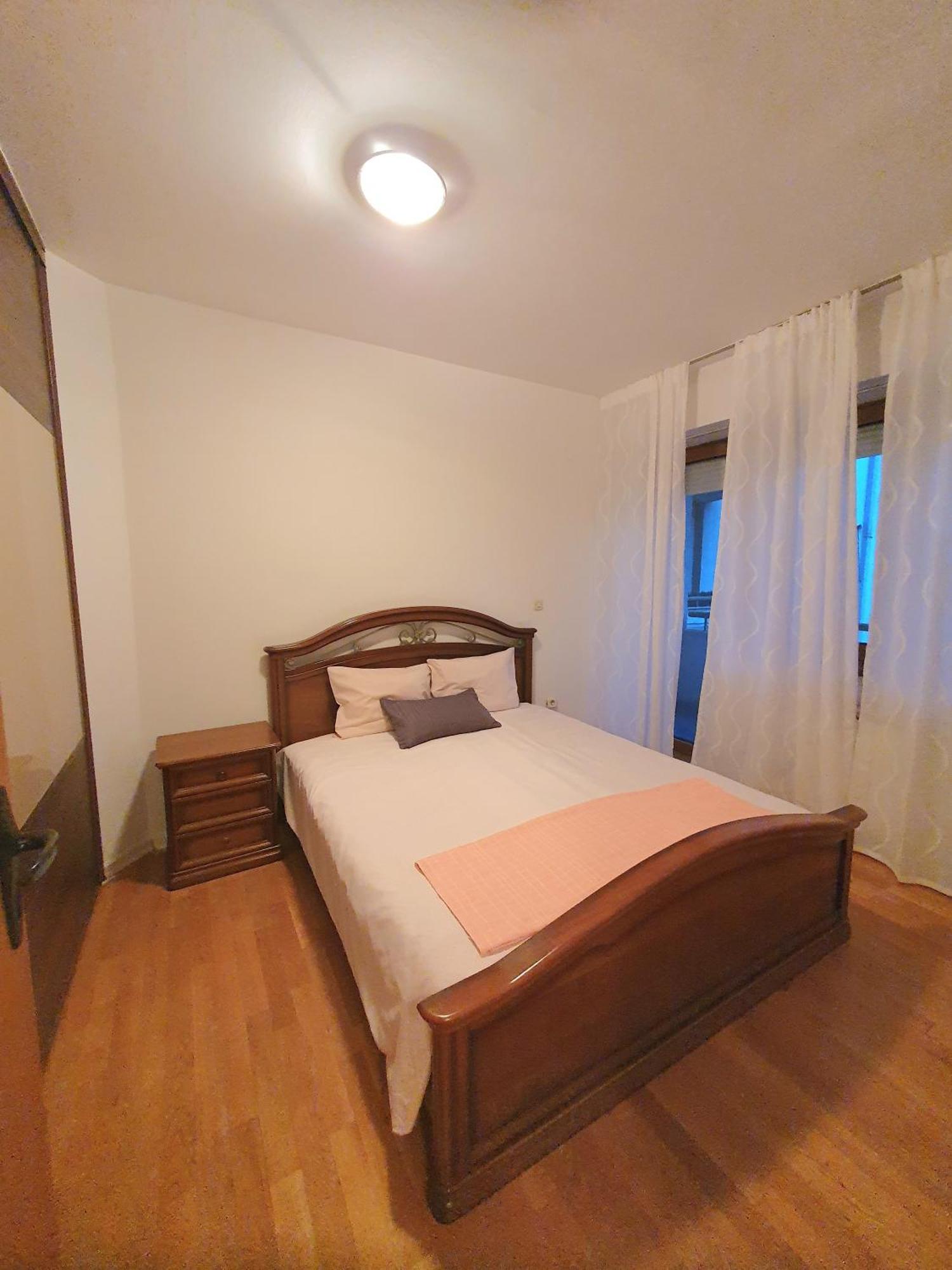 3 Bedroom Home With Parking Garage In The Heart Of スコピエ エクステリア 写真