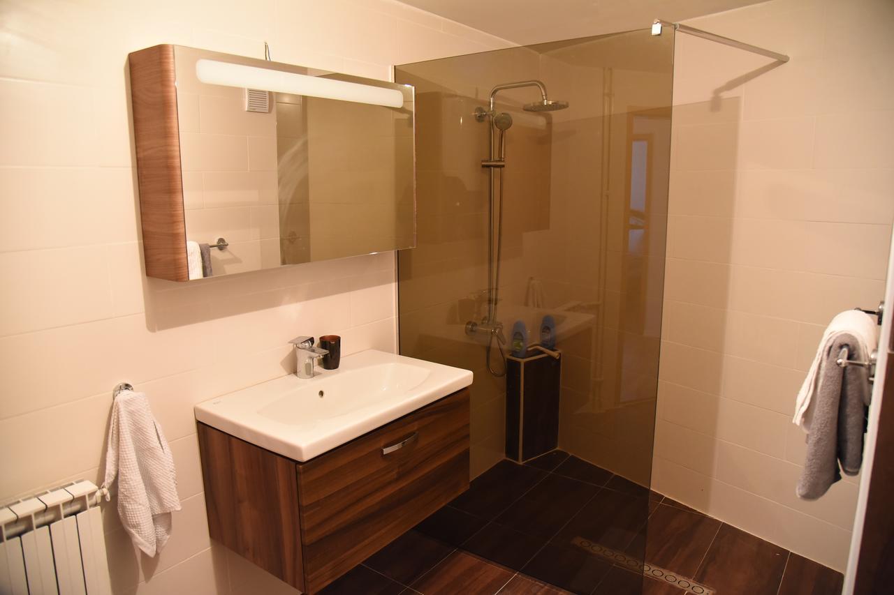 3 Bedroom Home With Parking Garage In The Heart Of スコピエ エクステリア 写真