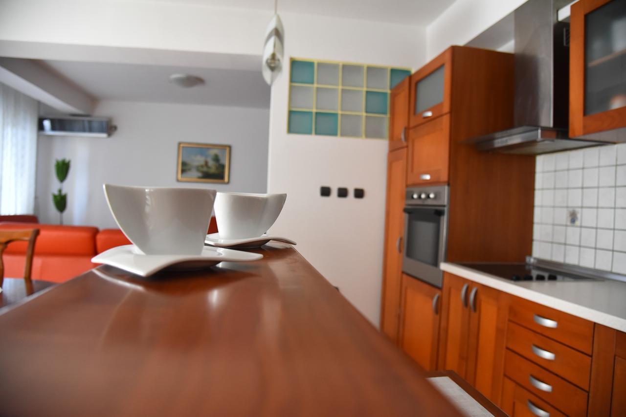 3 Bedroom Home With Parking Garage In The Heart Of スコピエ エクステリア 写真