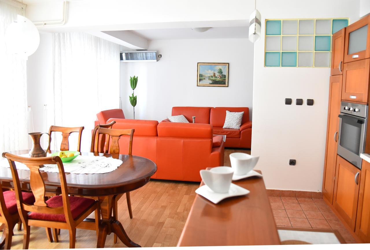 3 Bedroom Home With Parking Garage In The Heart Of スコピエ エクステリア 写真