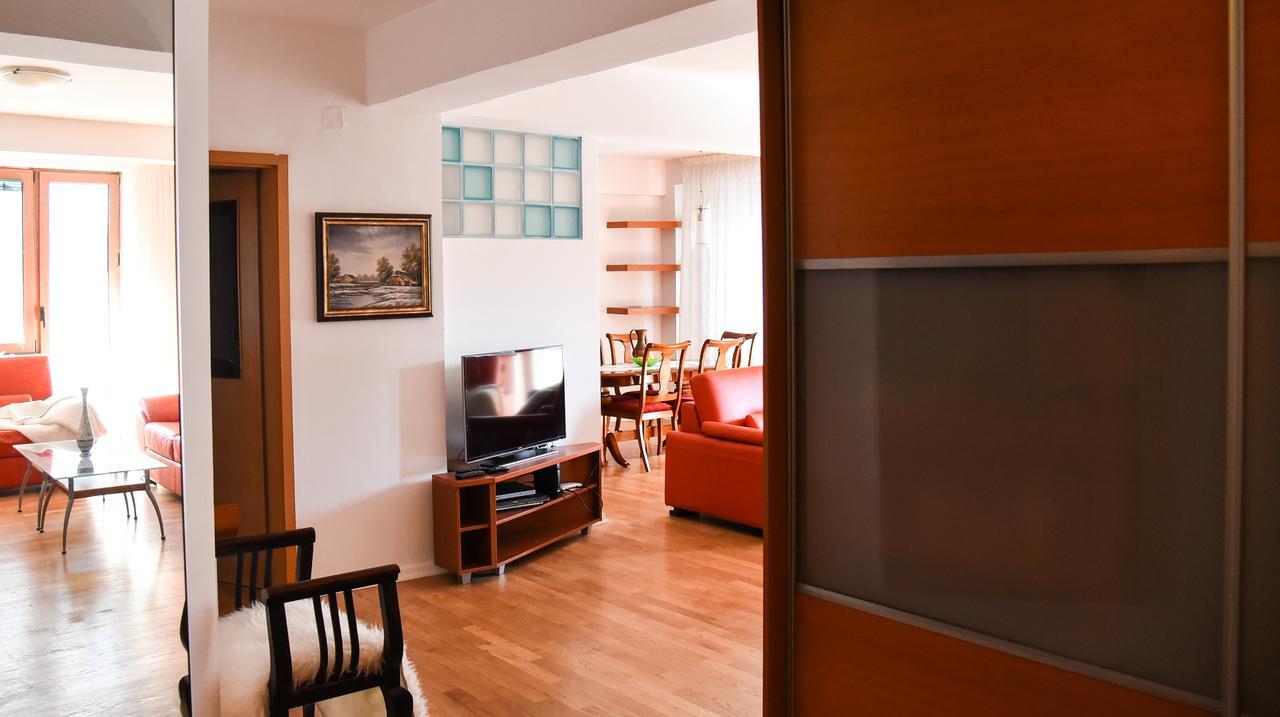 3 Bedroom Home With Parking Garage In The Heart Of スコピエ エクステリア 写真
