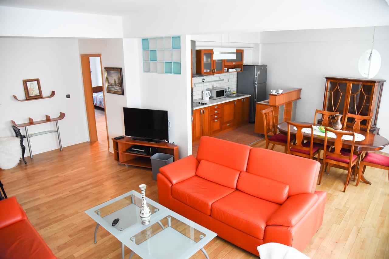 3 Bedroom Home With Parking Garage In The Heart Of スコピエ エクステリア 写真