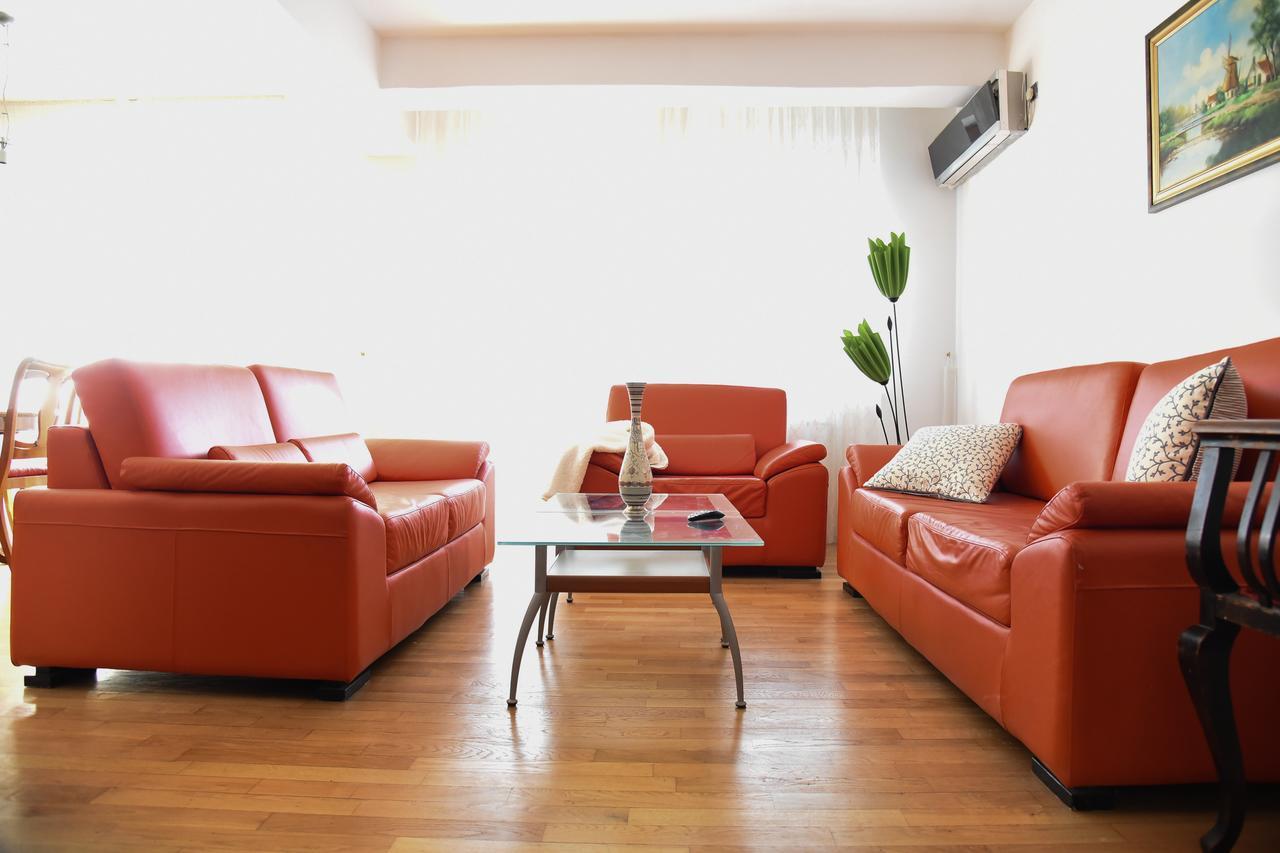 3 Bedroom Home With Parking Garage In The Heart Of スコピエ エクステリア 写真